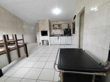 Espao gourmet com churrasqueira e garagem